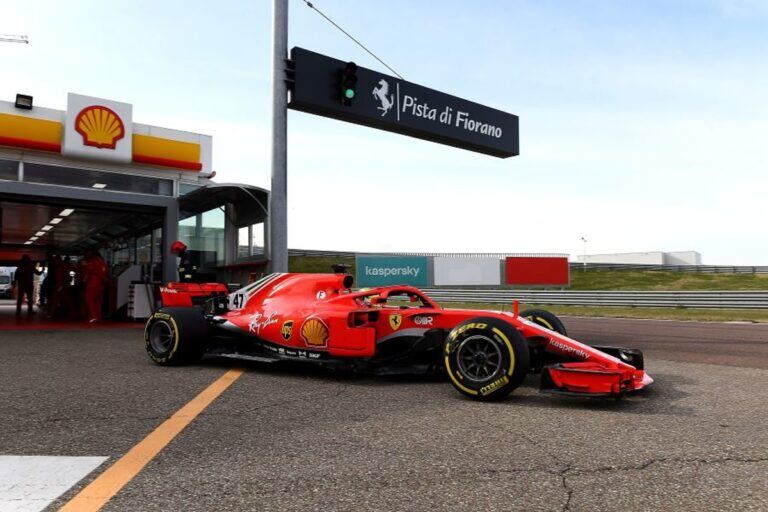 Box Shell del Circuito di Fiorano con monoposto Ferrari e insegne