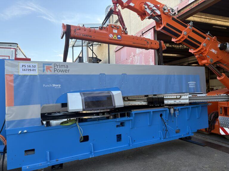 Nuova punzonatrice installata nel reparto produzione di Nuova Neon Bassano