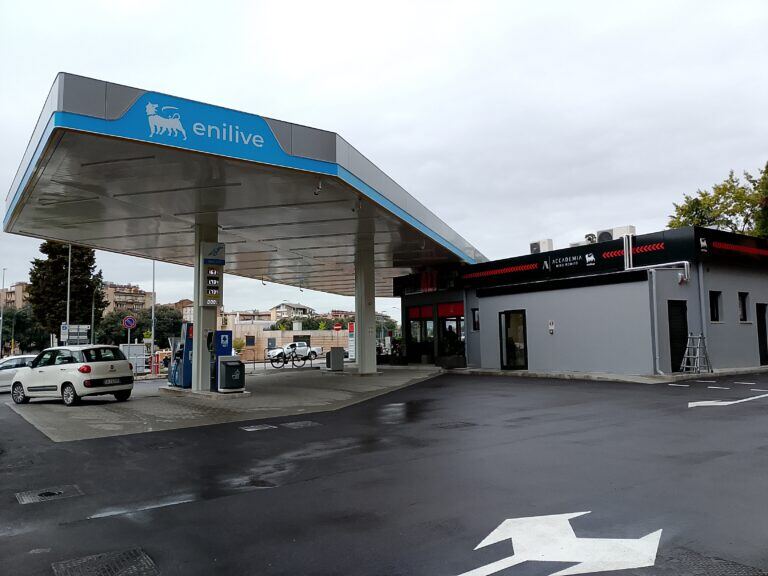 Stazione Enilive con pensilina blu e shop, installazione Nuova Neon Bassano