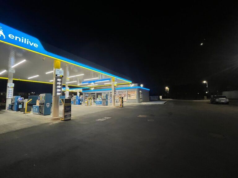 Stazione di servizio Enilive di notte con pensilina illuminata e insegne